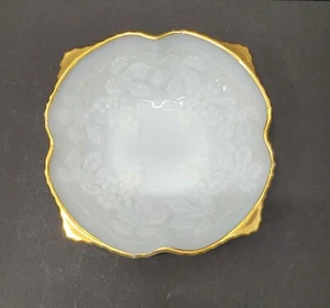 ANCHOR HOCKING 1963 FOOTED MILK GLASS GRAPE HARVEST BOWL WITH GOLD TRIM - Bild 1 von 5