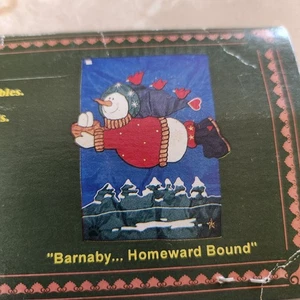 Boyds Bears Freundschaft Flagge Sammlung Barnaby Homeward gebunden 28x40 Schneemann - Bild 1 von 5