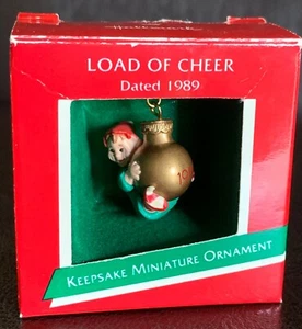 Hallmark Keepsake Miniature Ornament "Load of Cheer" dated 1989 - Imagen 1 de 2