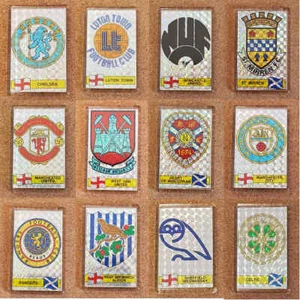 Panini 86 (1986) Football Shiny Foil Badge Sticker in a Fridge Magnet - Various - Picture 1 of 28