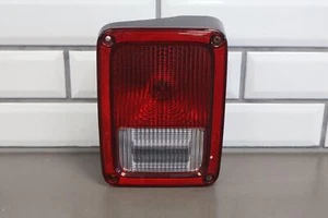 07-18 Jeep Wrangler JKU Lámpara de luz trasera derecha derecha OEM (probada) 4 puertas - Imagen 1 de 18
