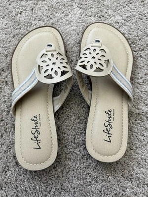 Life Stride Sandals Flip Flops sandals size 7M Beige - Изображение 1 из 4
