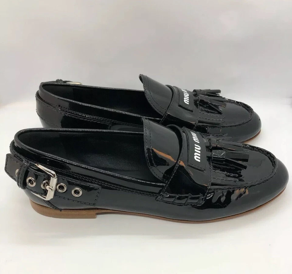 Mocasín plano de charol con borlas Miu Miu nuevo con etiquetas  Foto 1 de 4