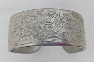 Brazalete Puño Margarita Flor Nacimiento de Abril Peltre Salisbury - Imagen 1 de 7