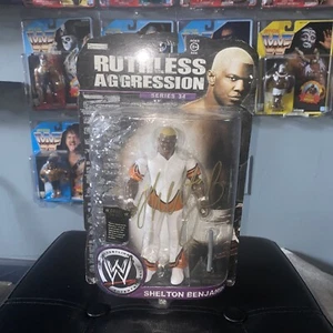 WWE Shelton Benjamin Signed Figure Shelton Benjamin Autografato WWE Jakks - Foto 1 di 2
