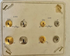 VINTAGE VENTA MUESTRA COSTURA METAL BOTÓN TARJETA COLECCIÓN BGE ORIGINAL - Imagen 1 de 3