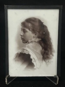 Antique Milk Glass Image 1/4 Plate - Image of Young Girl - Bild 1 von 5