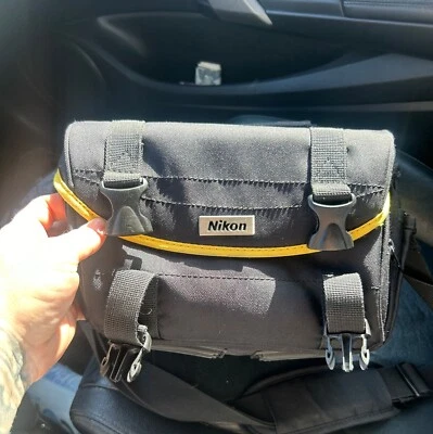 Bolsa para cámara Nikon negra y amarilla para DSLR usada con bolsa divisoria para dispositivos Foto 1 de 3
