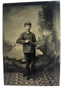 Antikes Farbfoto junger viktorianischer Junge Jäger lädt Schrotflinte Hut Mode  - Bild 1 von 3