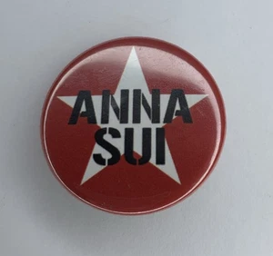 Anna Sui Diseñador Pinback Botón Pinback Rojo Blanco Estrella 1.25” - Imagen 1 de 2