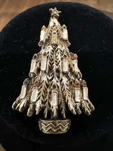De colección Firmado Arte Navidad Pin Árbol Pulido Tono Dorado Blanco Esmalte Vela Detalle - Imagen 1 de 5