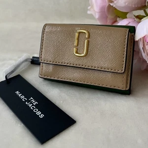 NEU Marc Jacobs "The Snapshot" Mini dreifach faltbare Leder Geldbörse Sandcastle hellbraun grün - Bild 1 von 8