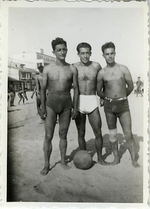ALTES FOTO - VINTAGE SNAPSHOT - MANN NACKTER OBERKÖRPER MUSKEL SPORT BADEANZUG MODE - Bild 1 von 1