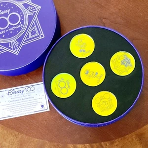 2023 Parques Disney 100 años Arribas Brothers Glass Set de 5 monedas y soporte Mickey - Imagen 1 de 10