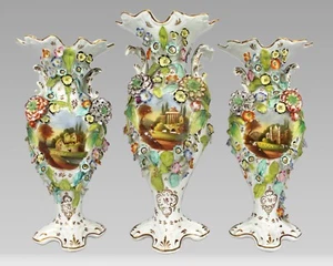 Decoración de tres jarrones antiguos de porcelana Coalbrookdale, alrededor de 1840 - Imagen 1 de 8