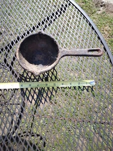 Cucharón de fundición de metal de hierro fundido vintage con dos caños - Imagen 1 de 4