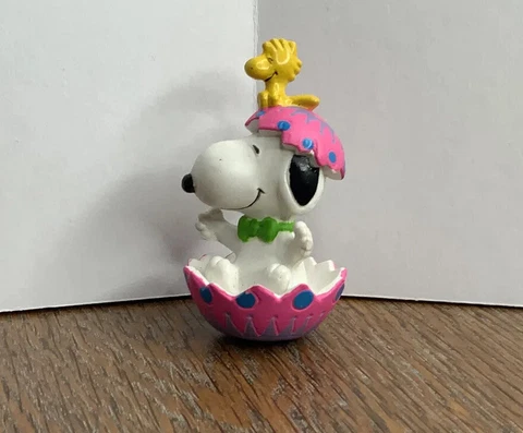 Vintage Peanuts Snoopy & Woodstock Cracked Pink Easter Egg Vinyl PVC Figurine Cover