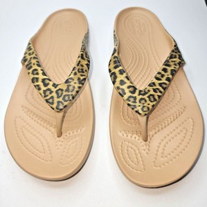 crocs capri leopard print flip