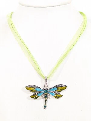 Colar de fita verde pingente de libélula esmaltado azul ocidental boho 18 pol - Imagem 1 de 4