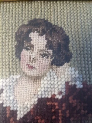 Niño en Rojo Vintage Needlepoint Petitepoint Retrato enmarcado obra terminada. Foto 1 de 4