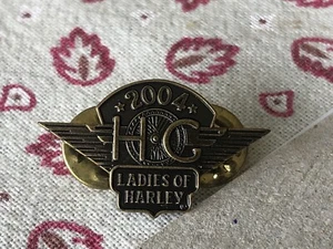 Harley - Davidson Ladies Of Harley LOH 2004 HOG Pin Badge Neu - Bild 1 von 3