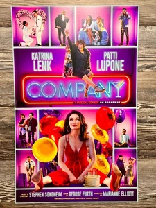 FIRMA EINE MUSIKALISCHE KOMÖDIE, SCHENSTERKARTE, PATTI LUPONE, KATRINA LENK - Bild 1 von 6