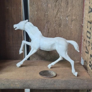 Vintage Kunststoff Spielzeug Tier trabendes galoppierendes Pferd weiß 4 Zoll lang - Bild 1 von 22