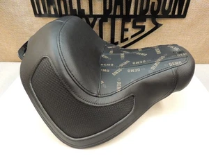 DEMO HARLEY 18up M8 SOFTAIL DELUXE STYLE FLDE FLHC RIDER FORWARD REACH SOLO SEAT - Foto 1 di 13
