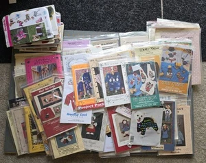 Lotto misto di 98 vestiti e modelli di cucito vari alcuni vintage McCall Bruda ecc - Foto 1 di 11