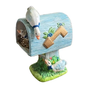 ¿Gansos de pato vintage? Caja de música de cuerda para tocar en un buzón floral 4,5" x 7,5" - Imagen 1 de 6