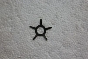 Universal Máquinas de Coser Bobbin Case Backlash Star Disc #490468 - Nuevo - Imagen 1 de 1