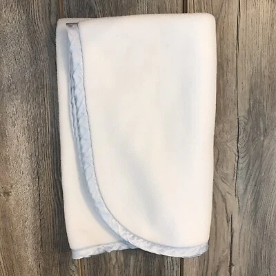 Garden Lane Layette Polar Fleece 婴儿毯 Lovey 白色 带蓝色缎面装饰 — 第 1/4 张图片