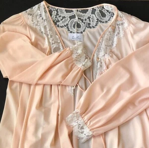Robe Peignoir Lucie Ann Petite Lingerie Lace Trim Peach Vintage 1960s 1970s USA - Picture 1 of 12
