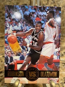1993-94 SkyBox Premium Showdown Series #SS5 David Robinson/Hakeem Olajuwon - Imagen 1 de 2