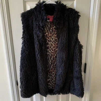 Chaleco negro de piel sintética peludo Betsey Johnson con forro estampado de leopardo talla grande Foto 1 de 4