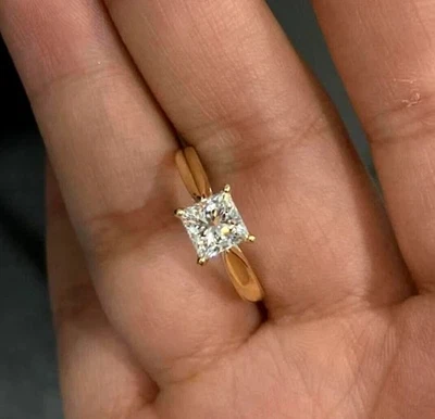 Помолвочное кольцо с одним муассанитом огранки принцессы 2 карата покрытие желтым золотом 14 карат - Изображение 1 из 4