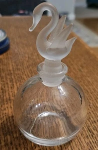 Vintage Parfum Flakon mit Milchglas Figur Schwan Stopfen - Bild 1 von 3