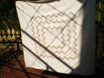 une nappe blanc cassé dimentions 130cmx125cm en crochet dan le milieu - Photo 1/2
