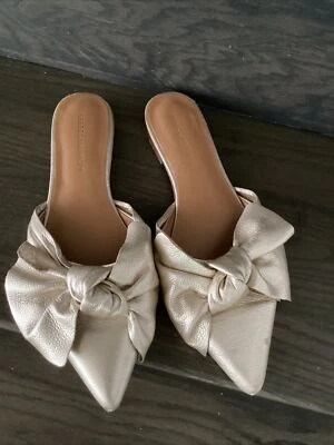 135 美元 Rebecca Minkoff Alexis 金色金属蝴蝶结拖鞋 Anthropologie 尺寸 9 — 第 1/4 张图片