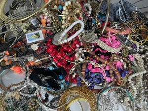 4+ Pound Jewelry Lot Mixed Lot Craft Modern Vintage Costume Necklaces Bracelet A - Picture 1 of 4