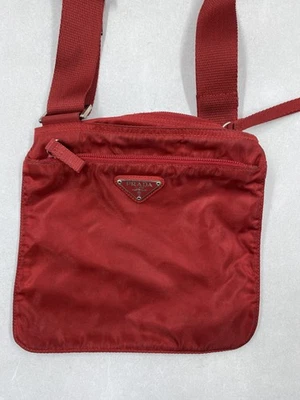 Bolso bandolera Prada rojo de nailon Foto 1 de 4