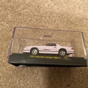 M2 1985 Chevy Camaro IROC-Z white R62 Diecast 1:64 - Bild 1 von 2