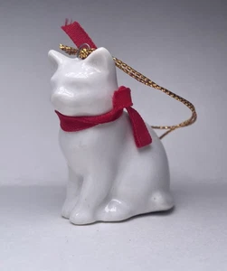 Gato de porcelana blanca miniatura Midwest con lazo rojo adorno de árbol de Navidad Japón - Imagen 1 de 6