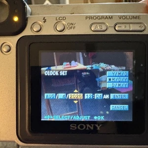 Sony Cyber-shot DSC-S70 3.3MP Digitalkamera - GETESTET siehe Datum Stempel Foto - Bild 1 von 7