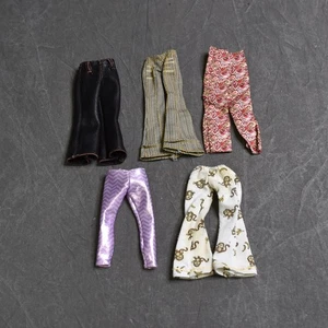 5 Stück Bratz Puppenhosen - Kunstleder, Schlafanzüge, Schlaghosen, Disco Style - Bild 1 von 12