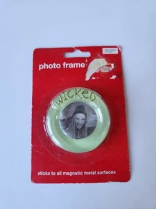 2004 Green Wicked Round Magnetic Photo Frame Target Back To School Vintage - Picture 1 of 10