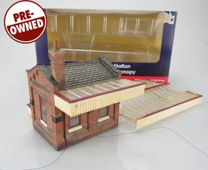 OO Gauge Bachmann 44-117C Great Central Station Booking Office With Canopy (L2) - Picture 1 of 8