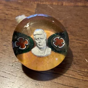 John F Kennedy JFK Años 60 1 1/8" Vidrio Personalizado Ropa Botón Trébol Hojas - Imagen 1 de 7