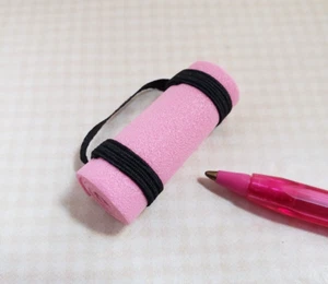 Alfombrilla de yoga de espuma rosa IM miniatura, 1 1/2": casa de muñecas miniaturas 1:12 deportes - Imagen 1 de 2