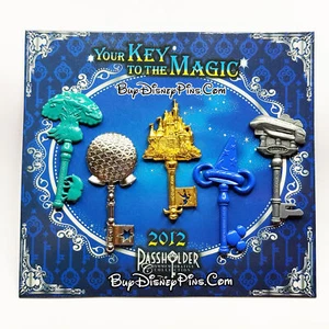 Juego de 4 prendedores Your Key To The Magic 2012 con titular de pase lote de prendedores de Disney RARO - Imagen 1 de 8